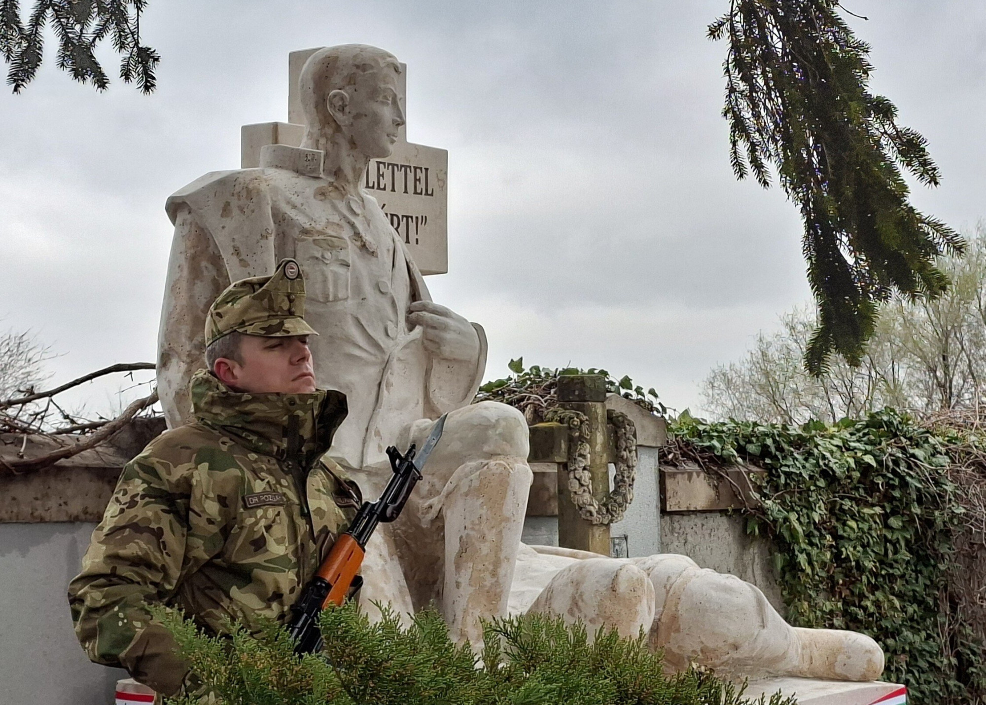 Felavatták a felújított Szántó Róbert síremléket