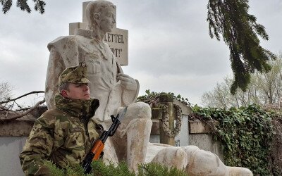 Felavatták a felújított Szántó Róbert síremléket
